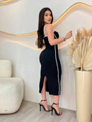 Vestido Feminino Justo com Detalhes em Branco.  Midi, Justo ao Corpo, com uma Pequena Fenda na Bainha Traseira. e Detalhe de  Branco que Acentua o Busto Elegante, Bellizzi 