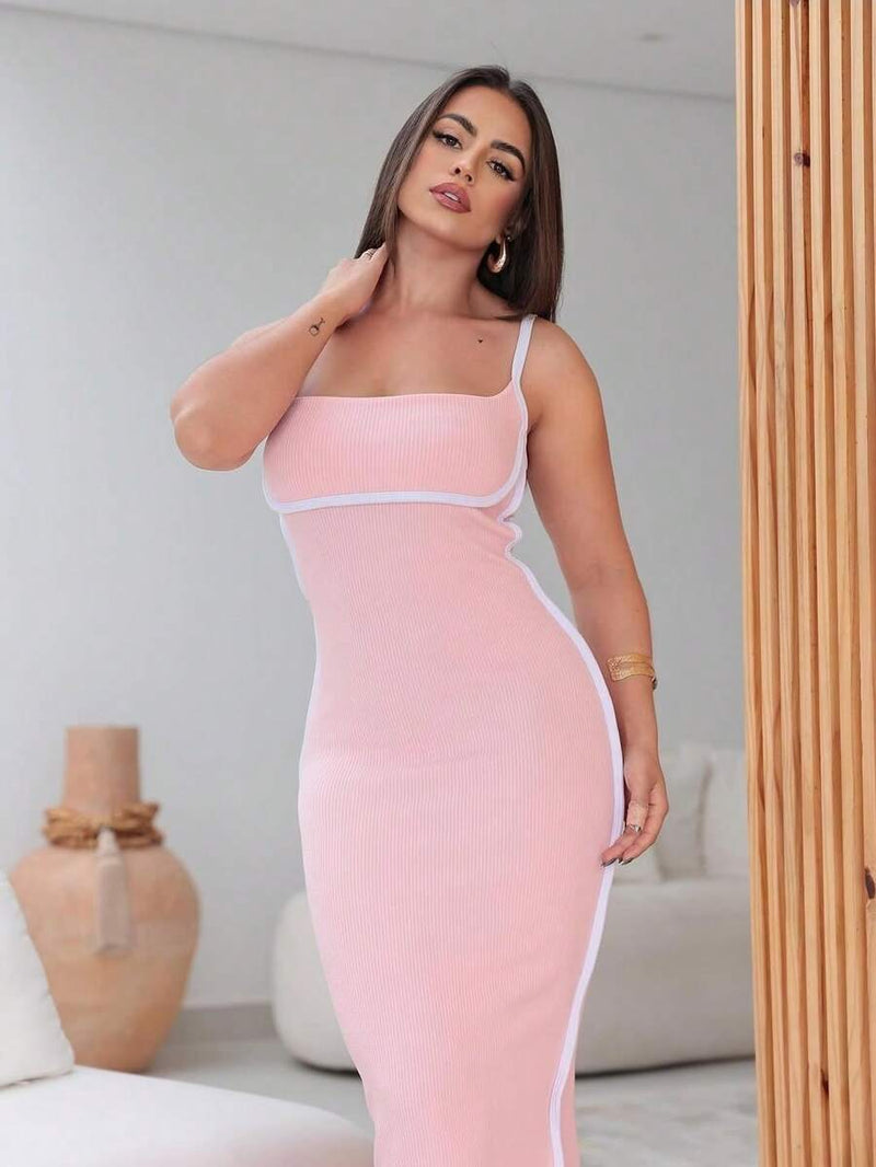 Vestido Feminino Justo com Detalhes em Branco.  Midi, Justo ao Corpo, com uma Pequena Fenda na Bainha Traseira. e Detalhe de  Branco que Acentua o Busto Elegante, Bellizzi 