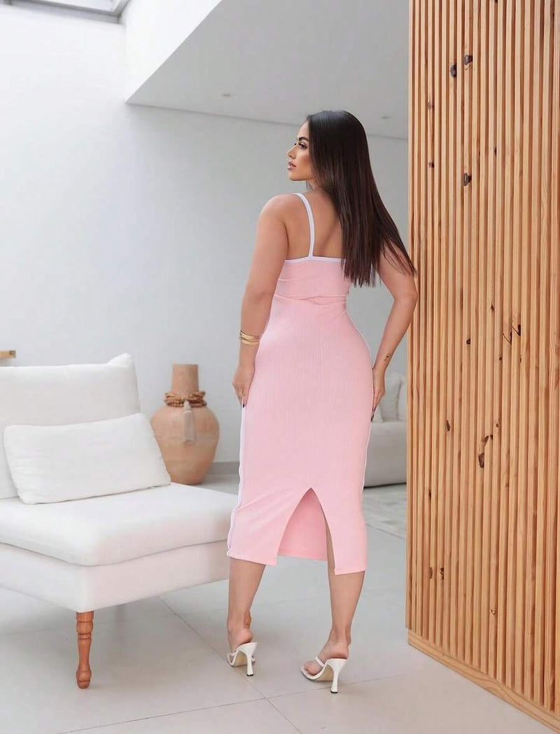 Vestido Feminino Justo com Detalhes em Branco.  Midi, Justo ao Corpo, com uma Pequena Fenda na Bainha Traseira. e Detalhe de  Branco que Acentua o Busto Elegante, Bellizzi 