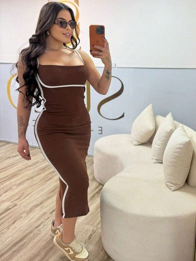 Vestido Feminino Justo com Detalhes em Branco.  Midi, Justo ao Corpo, com uma Pequena Fenda na Bainha Traseira. e Detalhe de  Branco que Acentua o Busto Elegante, Bellizzi 